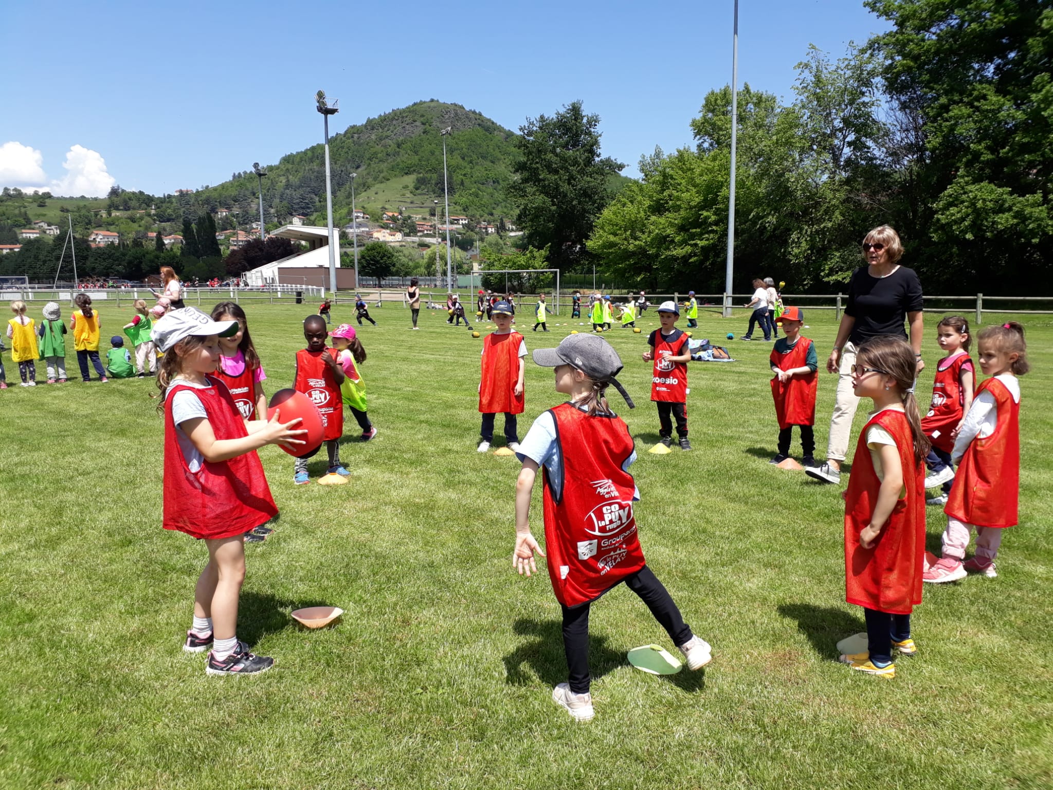 Les écoliers s'initient au rugby